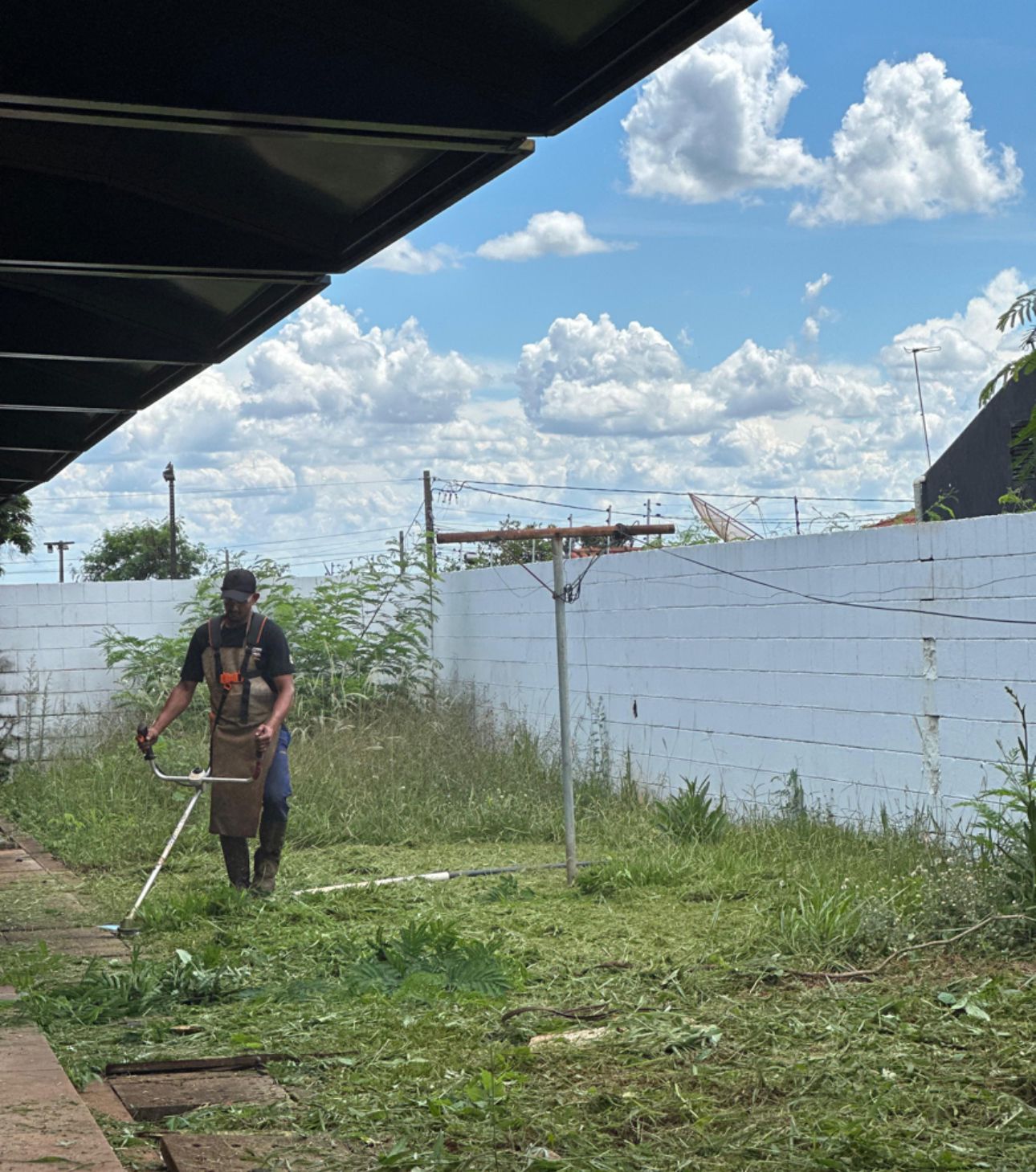 Secretaria de Educação dá início aos serviços de roçada nas unidades educacionais de Sarandi